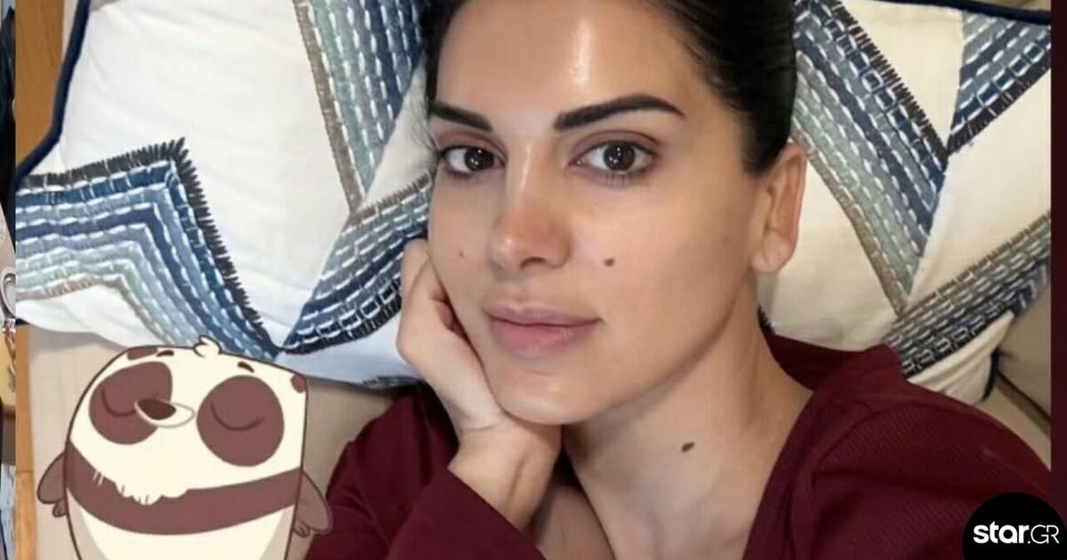 Σταματίνα Τσιμτσιλή: Ποζάρει αμακιγιάριστη στο σαλόνι του σπιτιού της