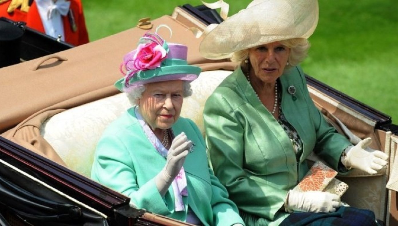 Η Βαίλισσα Ελισάβετ Έδωσε Τιμητικό Τίτλο Στην Καμίλα | Star.gr