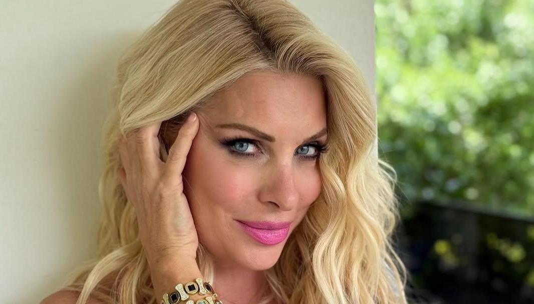 Ελένη Μενεγάκη: Λάμπει Στα Social Media Με Εντυπωσιακό Look! | Star.gr