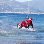 Ο Άγιος Βασίλης παράτησε το έλκυθρο και άρχισε kitesurf