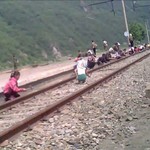 Παιδάκια- σκλάβοι φτιάχνουν ράγες τρένου!