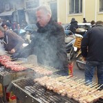 Το γλεντούν στη Θεσσαλονίκη- Σουβλάκια, κρασί και κλαρίνα