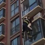 Πυροσβέστης βουτά από το παράθυρο και σώζει γυναίκα