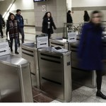 ΦΡΕΝΟ στους ΤΖΑΠΑΤΖΗΔΕΣ! Τοποθετούνται μπάρες σε σταθμούς του μετρό