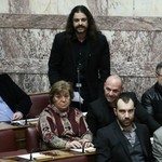 Βουλή: Ψηφίστηκε η άρση της ασυλίας των Παππά- Μπαρμπαρούση της Χρυσής Αυγής 