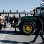 Σκληραίνουν την στάση τους οι αγρότες– Κλειστή και στα δύο ρεύματα η Αθηνών-Θεσσαλονίκης    