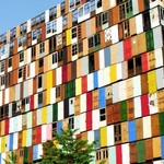 ΕΝΤΥΠΩΣΙΑΚΟ! Δεκαόροφο κτίριο με 1.000 χρωματιστές πόρτες