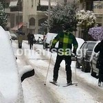Έκανε σκι στους χιονισμένους δρόμους της Λάρισας