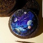 Καλλιτέχνης ζωγραφίζει πάνω σε μπισκότα