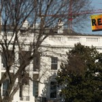 Πανό σκεπάζει τον Λευκό Οίκο: ΑΝΤΙΣΤΑΘΕΙΤΕ