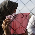 H Κομισιόν τιμωρεί τα κράτη που δεν δέχονται πρόσφυγες