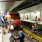Οι Γερμανοί που βάφουν με σπρέι το μετρό της Αθήνας "ξανα