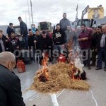 Έκαψαν ζωοτροφές κι έχυσαν γάλα στην Εθνική Λάρισας -Κοζά