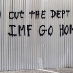 ΒΟΜΒΑ από πρώην «εκλεκτό» του ΔΝΤ: Να διαγράψει τα χρέη της Ελλάδας και να φύγει!