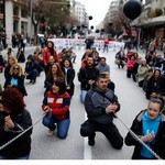 Αλυσοδεμένοι έκαναν πορεία στη Θεσσαλονίκη διαδηλωτές κατά της εξόρυξης χρυσού-ΦΩΤΟ και ΒΙΝΤΕΟ