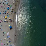 Εικόνες πλήρους εγκατάλειψης στις παραλίες της Αττικής 