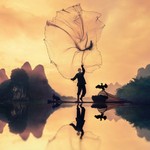 Ηλικιωμένος Κινέζος ψαράς, ψαρεύει με την παραδοσιακή του φορεσιά/Khalid Alsabat, 1ο βραβείο στα Sony World Photography Awards