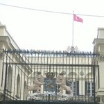 ΑΠΙΣΤΕΥΤΟ:  Εισβολή διαδηλωτών στο ολλανδικό προξενείο της Κωνσταντινούπολης -  Ανέβασαν την τουρκική σημαία!         