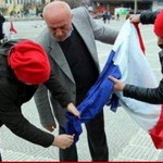 ΕΠΙΚΟ- Οργισμένοι Τούρκοι έκαψαν τη γαλλική σημαία, νομίζ