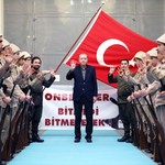 O Eρντογάν απηύθυνε στρατιωτικό χαιρετισμό σε νέους ντυμέ