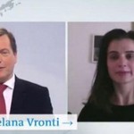 Ελληνίδα δημοσιογράφος δίνει συνέντευξη και η κόρη της μπουκάρει στην DW on camera!