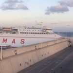 Σκηνικό τρόμου για 140 επιβάτες:  Καπετάνιος χάνει τον έλεγχο και γκρεμίζει το λιμάνι! (ΒΙΝΤΕΟ)