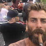 Selfie καπνίζοντας το πούρο του έβγαλε ο Χανταμπάκης!