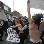 Οι Femen ξαναχτύπησαν: Γυμνόστηθη διαμαρτυρία την ώρα που ψήφιζε η Λεπέν