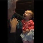 ΑΠΙΘΑΝΟ! Κωφή γιαγιά μαθαίνει στην μόλις 9 μηνών κωφή εγγονή της τη νοηματική γλώσσα!