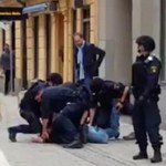 Η στιγμή που αστυνομικοί συλλαμβάνουν ύποπτο για την επίθεση στη Στοκχόλμη!  