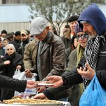 Γεύματα αγάπης: Καταφύγιο στα συσσίτια της εκκλησίας βρίσ