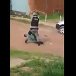 Αστυνομικός χτυπά με μαδέρι διαδηλωτή με χειροπέδες