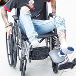 Σε αναπηρικό καροτσάκι νεαρός τραγουδιστής-Τι έπαθε;