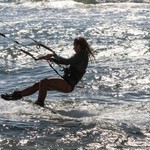 ΣΟΒΑΡΟΣ τραυματισμός 29χρονης στη Νάξο: Έκανε kite surf και ο αέρας την πέταξε σε τοίχο ξενοδοχείου