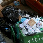 Σκουπίδια και καύσωνας: Μια υγειονομική βόμβα έτοιμη να ε