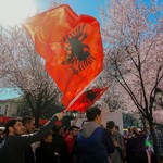 ΠΑΡΑΛΗΡΗΜΑ Αλβανών στα εγκαίνια πλατείας στα Τίρανα