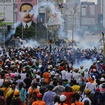 Συνεχίζονται οι αιματηρές συγκρούσεις στο Καράκας- Νεκρός