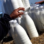 Ακόμα και το γάλα έχουν κόψει πολλά νοικοκυριά λόγω της οικονομικής κρίσης