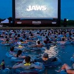 Ουάου! Σε σινεμά βλέπουν την ταινία «Τα Σαγόνια του Καρχαρία» μέσα στο νερό