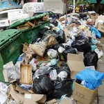 Λύση-μπάλωμα από την κυβέρνηση για τα σκουπίδια: Πάει να καθαρίσει με ολιγόμηνες συμβάσεις ομηρίας 