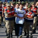 Ερντογάν: Συλλαμβάνει όποιον φοράει τη λέξη ήρωας