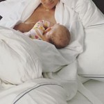 Τηλεπερσόνα θηλάζει το μωρό της και ρίχνει το Instagram