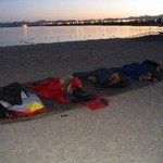 Καθηγητές κοιμήθηκαν στην παραλία στη Μύκονο