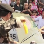 Διαδηλωτές κρατώντας μαχαίρια κάρφωσαν με μανία τον Kim