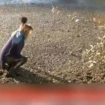 Ρεπόρτερ βούλιαξε στη λάσπη στη λίμνη της Καστοριάς