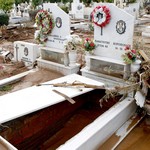 Απίστευτες εικόνες στο νεκροταφείο Μάνδρας: Άνοιξαν τάφοι και βγήκαν έξω τα οστά!