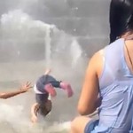 Κοριτσάκι εκτοξεύεται από πίδακα νερού 
