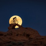Ποδήλατο υπό το φως του φεγγαριού