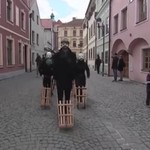 Με κροταλίσματα- μάσκες περιμένουν το Πάσχα στην Τσεχία