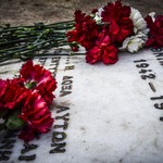 Λουλούδια για τους 200 της "ματωμένης Πρωτομαγιάς"